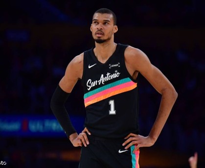 文班亚马40+12提前下班 马刺横扫残阵湖人